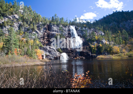 Bridal Veil Falls im Herbst am Agawa Canyon in der Nähe von Sault Bade-in Nordontario; Kanada Stockfoto