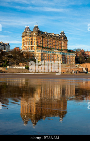 Das Grand Hotel Scarborough South Bay Strand im Winter bei Ebbe Stockfoto