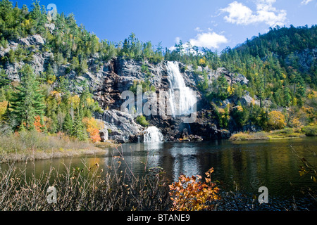 Bridal Veil Falls im Herbst am Agawa Canyon in der Nähe von Sault Bade-in Nordontario; Kanada Stockfoto