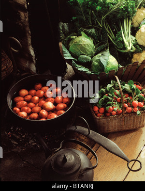 Äpfel und andere Gemüse in die Backen Raum. Stockfoto