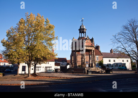 Der Market Cross, Boroughbridge, St James Square North Yorkshire im Herbst Stockfoto