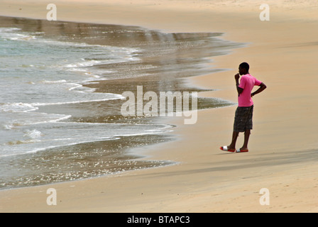 Mann, Blick auf das Meer am Strand in San Pedro, Elfenbeinküste, Westafrika Stockfoto