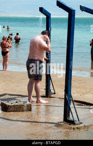 Waschen Sie das Salz nach dem Baden im Toten Meer Israel Stockfoto