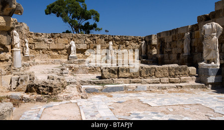 Kopflose Statuen unter den römischen Ruinen bei Salamis, Famagusta, die türkische Republik Nordzypern Stockfoto