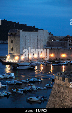 Kroatien, Dubrovnik, Fort St. John, Hafen bei Nacht, Stockfoto