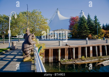 Sault Ste.Marie;Ontario; Kanada; Statue von drei Bären Fischen am St. Marys River in Sault Ste.Marie Stockfoto