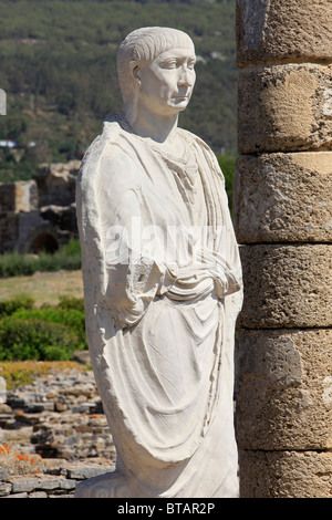 Statue des römischen Kaisers Trajan in der Basilika in Baelo Claudia, Spanien Stockfoto