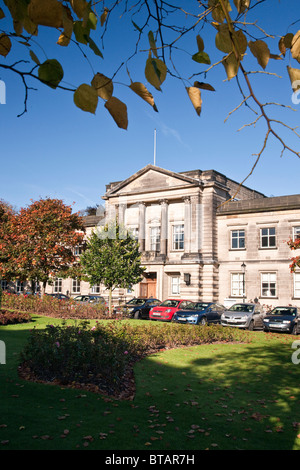 Das Rathaus im Herbst, Crescent Gardens, Harrogate, Nordyorkshire Stockfoto