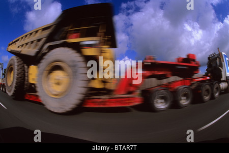 Tieflader LKW mit schweren Riesen-Lkw auf Anhänger, die Reisen auf der A1/M1 Autobahn Leeds Yorkshire uk Stockfoto