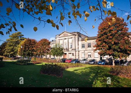 Das Rathaus im Herbst, Crescent Gardens, Harrogate, Nordyorkshire Stockfoto