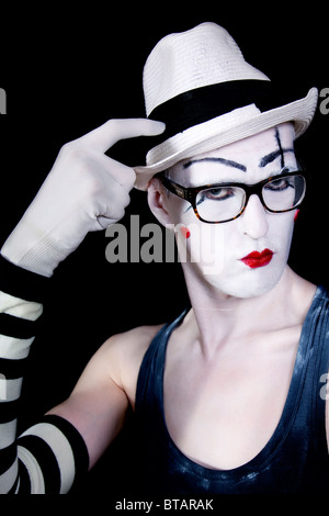 Porträt von Mime in weißen Hut, Brille und Handschuhe closeup Stockfoto