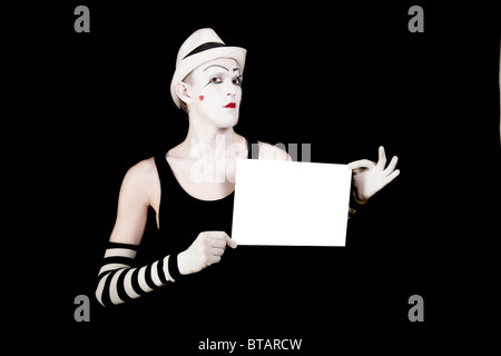 MIME in gestreiften Handschuhe und Mütze hält eine weiße leere Stockfoto