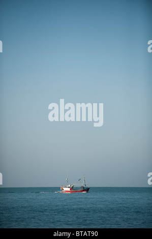 Blauer Himmel und Meer - eine kleine Küstenfischerei Boot arbeiten aus Aberystwyth in Wales UK Cardigan Bay Stockfoto