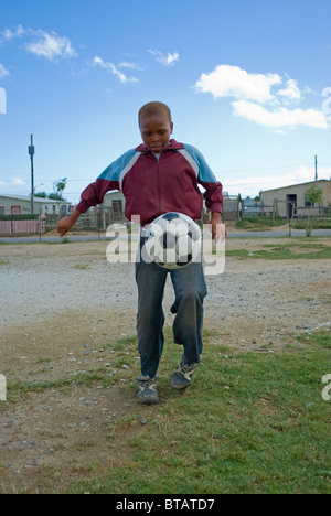 Ein Junge spielt Fußball in Zola Township in Somerset West in der Nähe von Kapstadt. Stockfoto