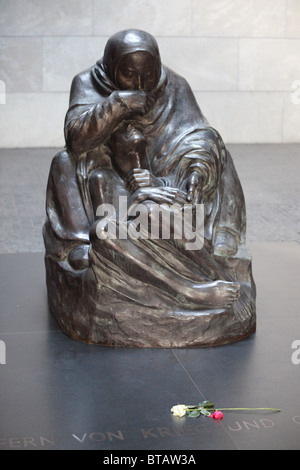 Neue Wache, Denkmal für die Opfer des Faschismus und Militarismus in Berlin, Deutschland Stockfoto