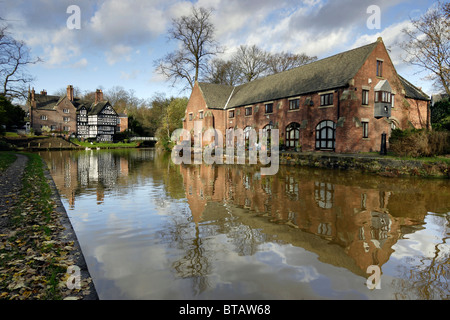 Der Bridgewater Canal, Worsley, Greater Manchester UK, mit Blick auf das Paket-Haus Stockfoto