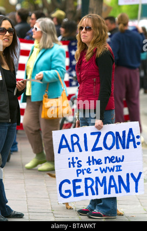 Menschen protestieren gegen illegale Einwanderung Arizona Senat Bill 1070 in Boise, Idaho, USA. Stockfoto