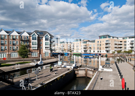 Moderne Entwicklung von Brentford Lock, London, Vereinigtes Königreich Stockfoto