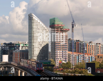 DLR & Ontario tower Apartment Komplex - Docklands - London Stockfoto