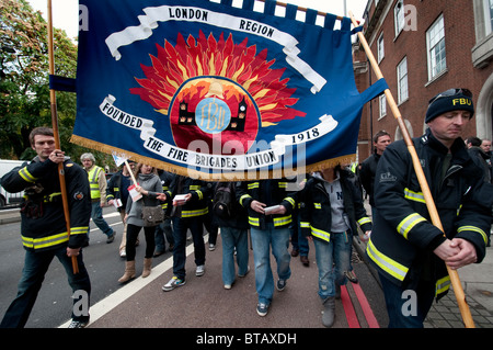 Gewerkschaften des öffentlichen Sektors marschieren durch Londoner 23. Oktober 2010 Protest gegen Kürzungen und Arbeitsplatzverluste Stockfoto