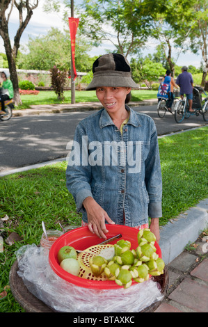 Am Straßenrand Obstverkäufer in der Nähe von den Wänden der kaiserlichen Stadt Hue, Vietnam Stockfoto