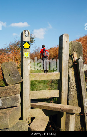 Männliche Wanderer auf The Cleveland Way national Trail zwischen Skinningrove und Staithes, North Yorkshire, England, Stockfoto