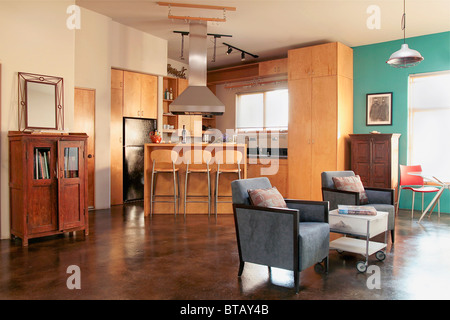 Moderne Küche und Wohnzimmer im Loft-Wohnung Stockfoto
