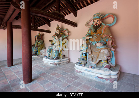 Krieger und Dämonen bewachen den Innenhof des Thien Mu Pagode in der Kaiserstadt Hue, Nord-Vietnam Stockfoto