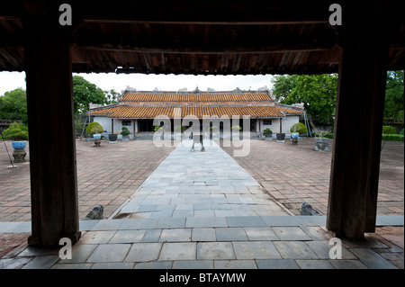 Eingang zum Innenhof-Bereich in der Grabanlage des Kaisers Lang Tu Doc, kaiserliche Stadt Hue, Nord-Vietnam Stockfoto