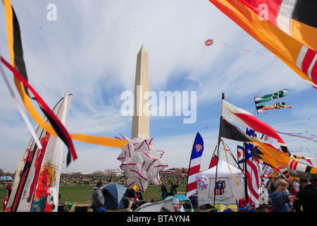 Bunten Fahnen und Drachen auf der United States National Mall während der 42. Smithsonian Kite Festival 2008. Stockfoto