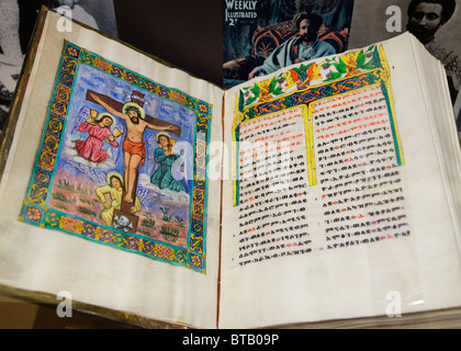 Äthiopische Hand beschriftet und Amharic Bibel beleuchtet Stockfoto