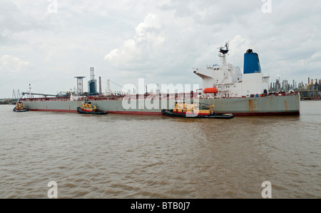 Louisiana, New Orleans, Schlepper helfen Schiff andocken am Hafen von New Orleans Stockfoto