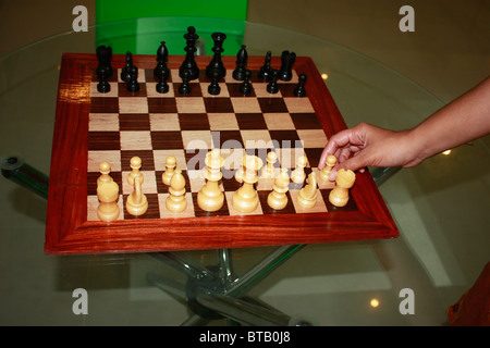 Eine Person spielt Schach Stockfoto