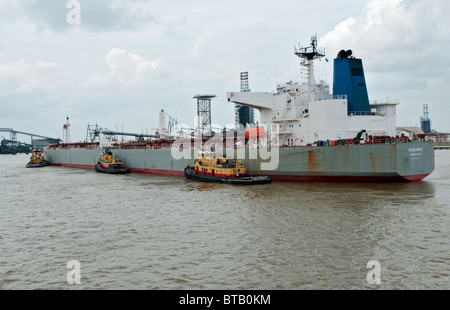 Louisiana, New Orleans, Schlepper helfen Schiff andocken am Hafen von New Orleans Stockfoto