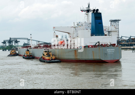 Louisiana, New Orleans, Schlepper helfen Schiff andocken am Hafen von New Orleans Stockfoto