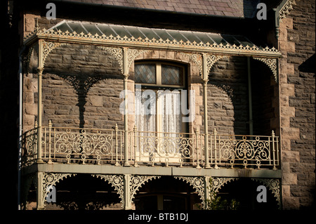 Verzierten gusseisernen Balkon auf einem viktorianischen Ära freistehendes Stadthaus uk Stockfoto