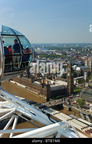 Touristen, die mit Blick auf die Häuser von Parlament aus einer Hülse mit dem London Eye Stockfoto