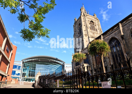 St Peter Mancroft Kirche und der Forum-Bibliothek im Stadtzentrum von Norwich Stockfoto