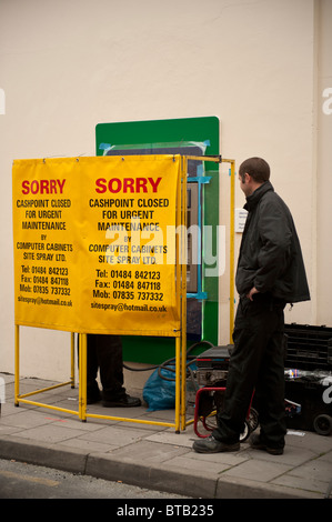 Arbeiter, Reparatur oder Wartung ein ATM Cash point Maschine UK Stockfoto
