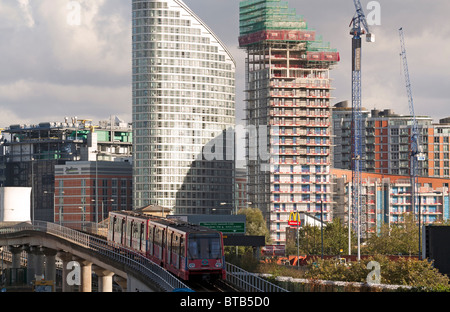 DLR & Ontario Tower Apartment Komplex - Docklands - London Stockfoto