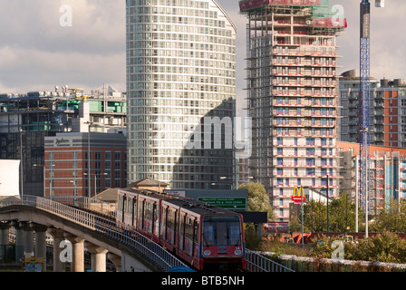 DLR & Ontario tower Apartment Komplex - Docklands - London Stockfoto