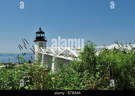 Weitwinkelaufnahme des Marshall Point Lighthouse und Penobscot Bay mit Textfreiraum. Port Clyde, St. George Halbinsel, ME. Stockfoto