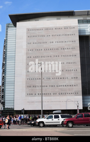 Fassade der Newseum in Washington, DC zeigt eine Inschrift des First Amendment zur Verfassung Vereinigten Staaten. Stockfoto