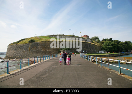 Weymouth - Blick vom Stein Pier des Nothe Fort, die Festung, erbaut im Jahre 1872, Portland Harbour zu schützen ist heute ein museum Stockfoto