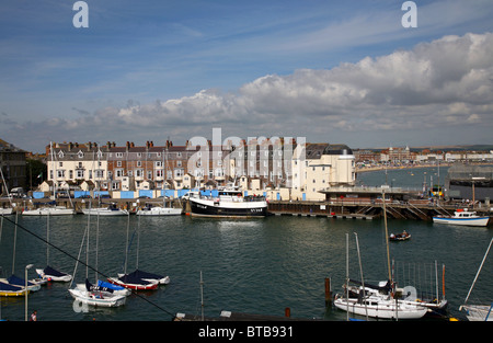 Blick über das Resort von Weymouth aus der Spitze der Treppe, die hinunter zum Hafen von Nothe Gärten führen Stockfoto