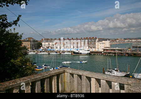 Blick über das Resort von Weymouth aus der Spitze der Treppe, die hinunter zum Hafen von Nothe Gärten führen Stockfoto