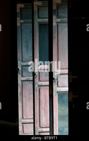 Holzpavillon Fensterläden im Innenhofbereich der Grabanlage des Kaisers Lang Tu Doc, Kaiserstadt Hue, Vie Nord Stockfoto