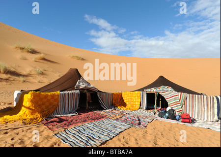 Beduinen-Camp in den Dünen im Erg Chebbi Wüste, Marokko Stockfoto