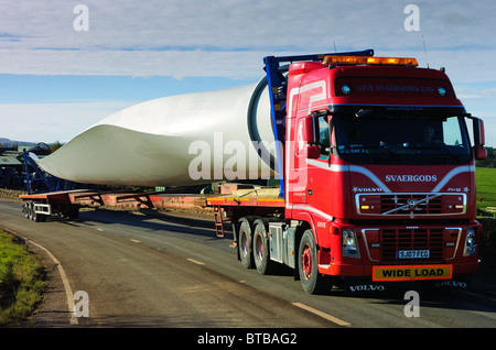 Riesigen Flügel einer Windkraftanlage auf der Straße in South Lanarkshire, Schottland transportiert werden Stockfoto