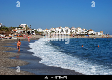 Urlauber am Strand, Puerto Banus, Marbella, Costa Del Sol, Provinz Malaga, Andalusien, Südspanien, Westeuropa. Stockfoto